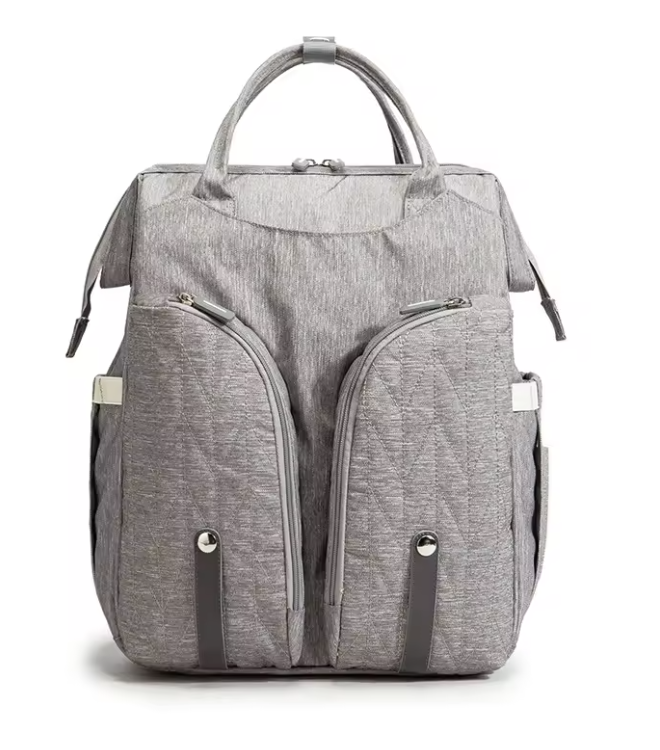 Sac à langer avec lit d'appoint intégré, poches isothermes et grand espace de rangement.