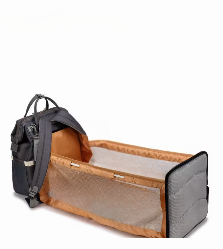 Sac à langer avec lit d'appoint intégré, poches isothermes et grand espace de rangement.